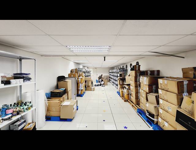 2,221M² SHOWROOM TO LET IN NORTH RIDING